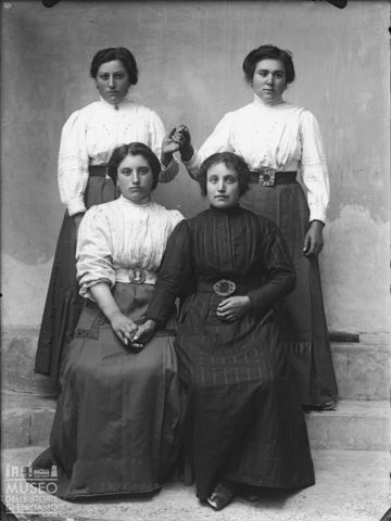 Piazza Brembana. Ritratto di gruppo di donne