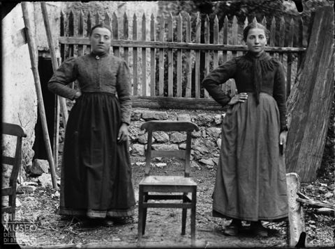 Val Brembana. Ritratto di due donne