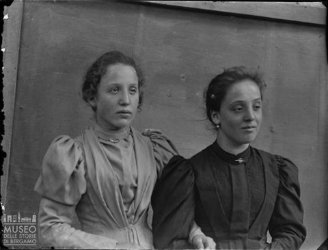 Val Brembana. Ritratto di due giovani donne
