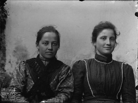 Val Brembana. Ritratto di due giovani donne