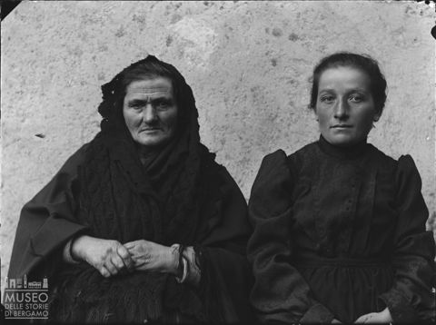 Val Brembana. Ritratto di due donne