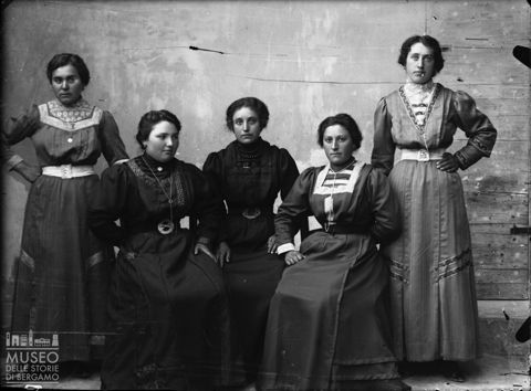 Piazza Brembana. Ritratto di gruppo di donne