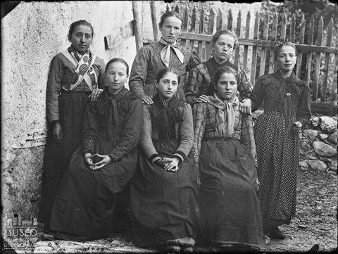 Val Brembana. Ritratto di gruppo di donne