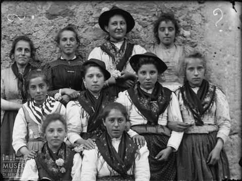Val Brembana. Ritratto di gruppo di giovani donne
