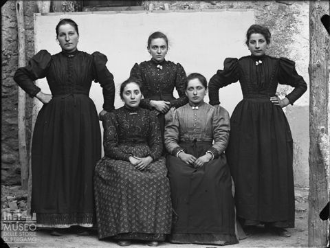 Val Brembana. Ritratto di gruppo di giovani donne