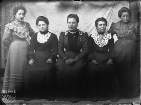 Val Brembana. Ritratto di gruppo di giovani donne
