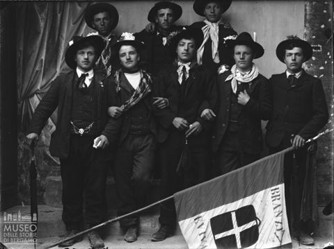 Piazza Brembana. Ritratto di gruppo dei coscritti di Branzi