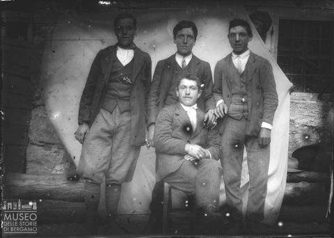 Val Brembana. Ritratto di gruppo di giovani uomini