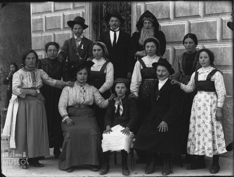 Val Brembana. Ritratto di gruppo della compagnia filodrammatica femminile