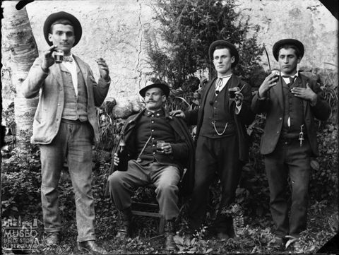 Val Brembana. Brindisi tra amici nel bosco