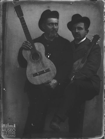 Val Brembana. Ritratto di due uomini con strumenti musicali