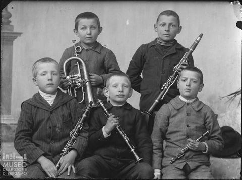 Piazza Brembana. Ritratto di gruppo di bambini con strumenti musicali