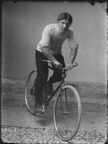 Piazza Brembana. Ritratto di uomo in bicicletta