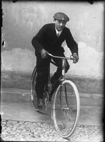 Piazza Brembana. Ritratto di uomo in bicicletta