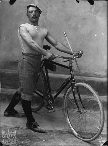 Piazza Brembana. Ritratto di uomo con bicicletta