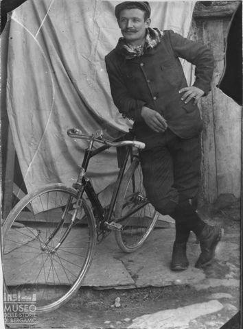 Val Brembana. Ritratto di uomo con bicicletta