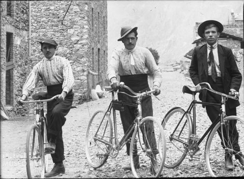 Val Brembana. Ritratto di tre uomini con bicicletta