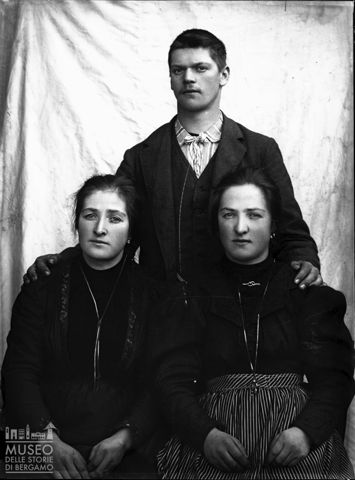 Val Brembana. Ritratto di gruppo familiare
