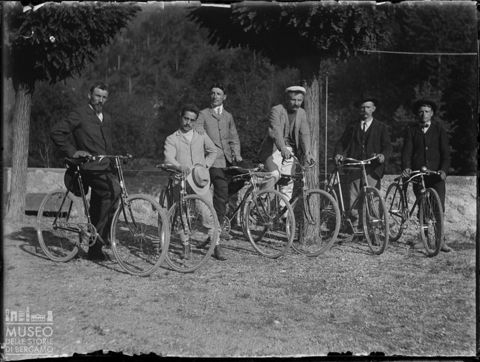 Val Brembana. Ritratto di gruppo di ciclisti
