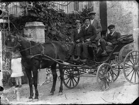 Piazza Brembana. Calesse davanti a una casa