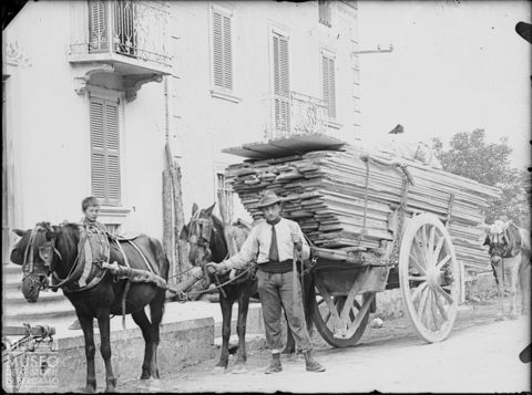 Piazza Brembana. Trasporto di legname segato