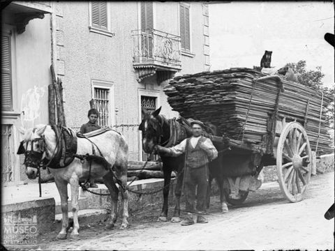 Piazza Brembana. Trasporto di legname segato