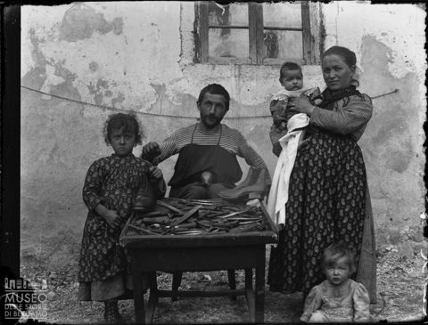 Val Brembana. Calzolaio con la famiglia