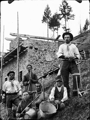 Piazza Brembana. Costruzione di stalla e fienile