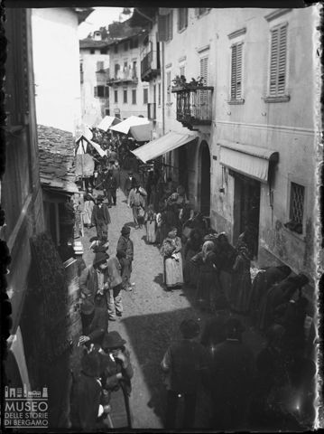 Piazza Brembana. Mercato in via Priula