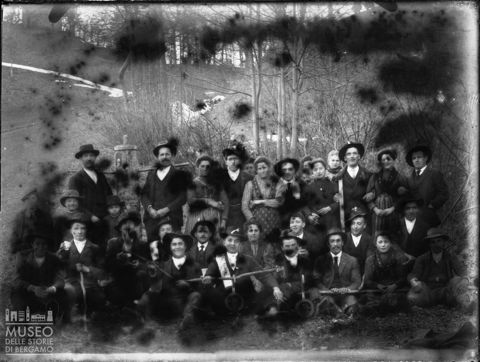 Val Brembana. Ritratto di gruppo in un prato