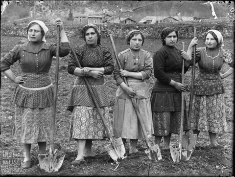 Val Brembana. Contadine con vanga