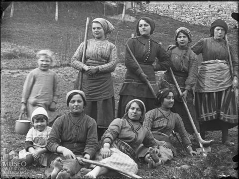 Val Brembana. Ritratto di gruppo di contadine