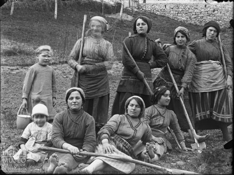 Val Brembana. Ritratto di gruppo di contadine