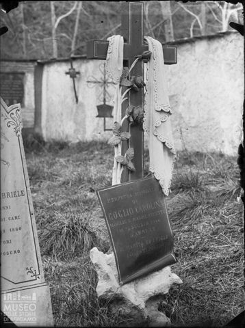 Piazza Brembana. Monumento funebre