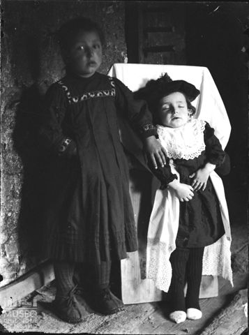 Val Brembana. Ritratto di bambina con la salma della sorellina