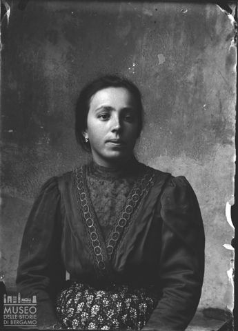 Val Brembana. Ritratto di giovane donna