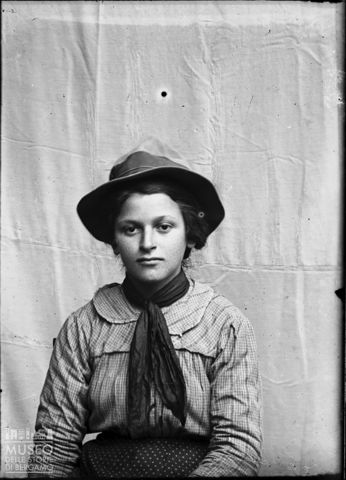 Val Brembana. Ritratto di giovane donna