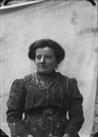 Piazza Brembana. Ritratto di donna