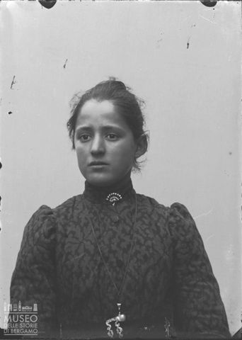 Piazza Brembana. Ritratto di ragazza