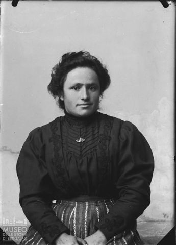 Piazza Brembana. Ritratto di donna