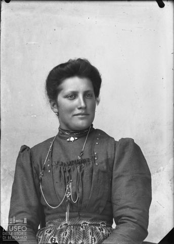 Piazza Brembana. Ritratto di donna