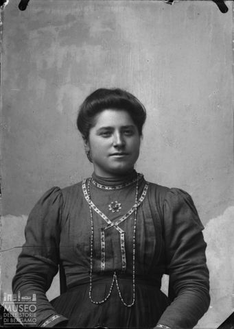 Piazza Brembana. Ritratto di donna