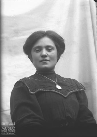 Averara. Ritratto di donna