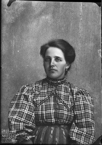 Averara. Ritratto di donna