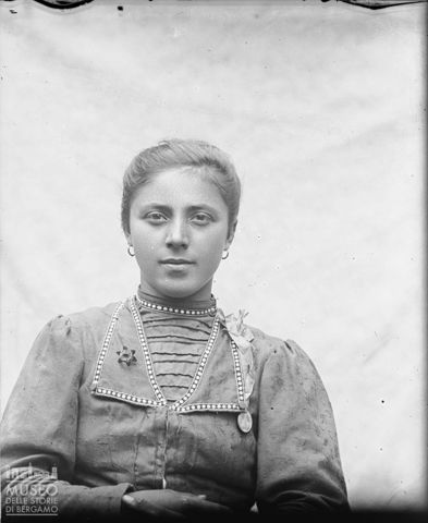 Averara. Ritratto di donna