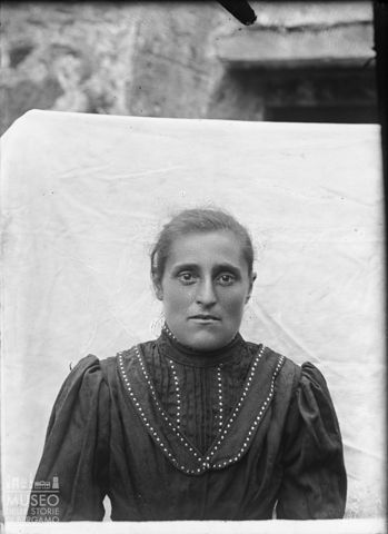Averara. Ritratto di donna