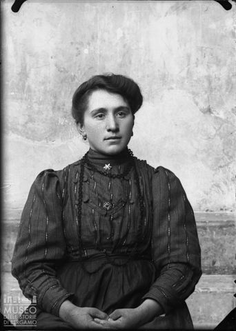 Piazza Brembana. Ritratto di donna di Ornica