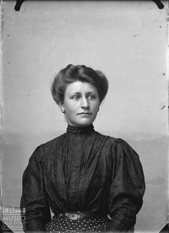 Piazza Brembana. Ritratto di donna di Roncobello