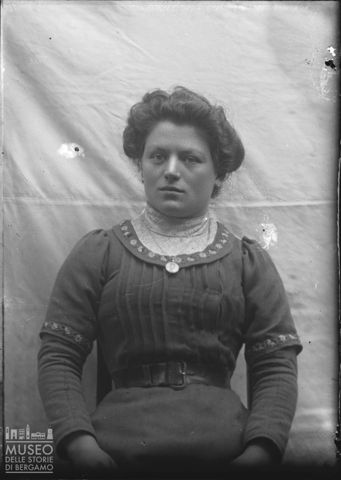 Averara. Ritratto di donna