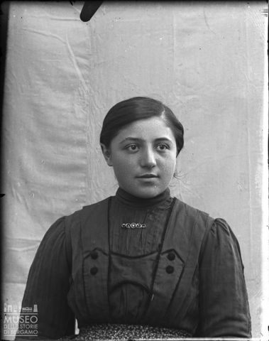 Averara. Ritratto di donna